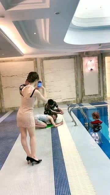 拍小视频的动作